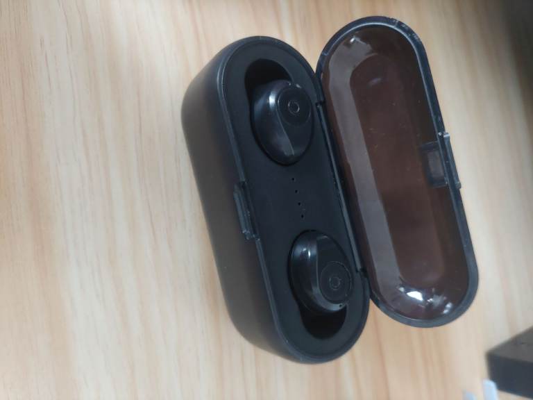 Earphones / headphones