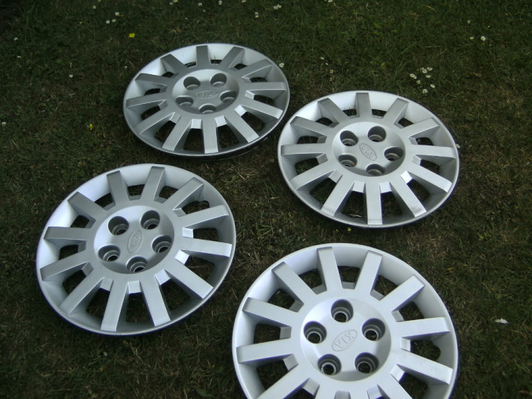SET 4, GENUINE KIA FACTORY TRIMS,GENUINE ONES,15 INCH , VERY TIDY COND,C/W RETAINING RINGS,