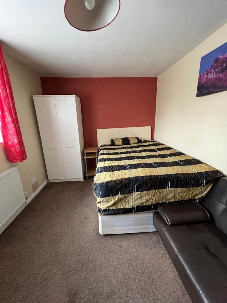 King size room for rent (Slough)