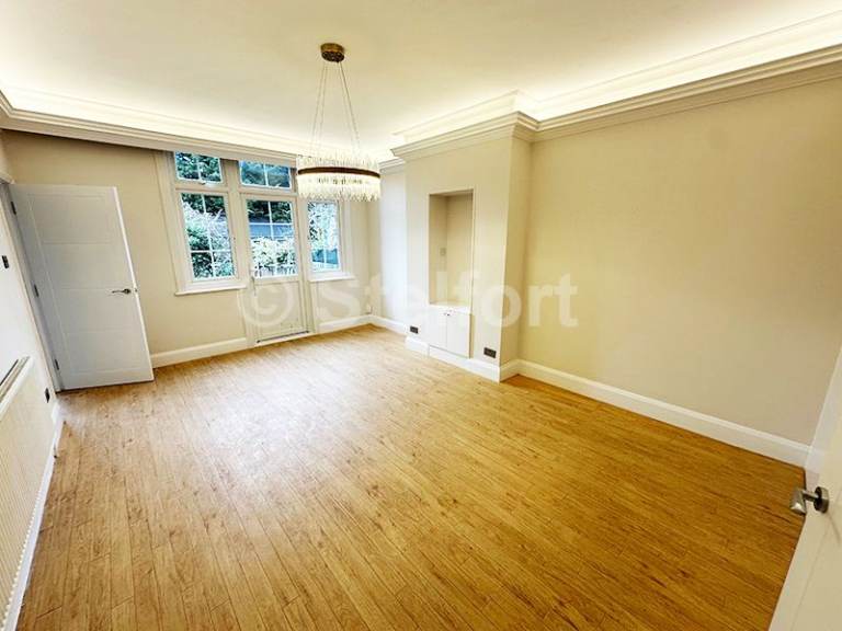 3 bedroom flat in Woodstock Avenue, London NW11