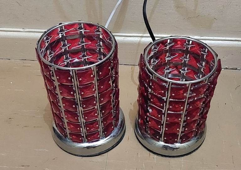 2 red aroma lamps
