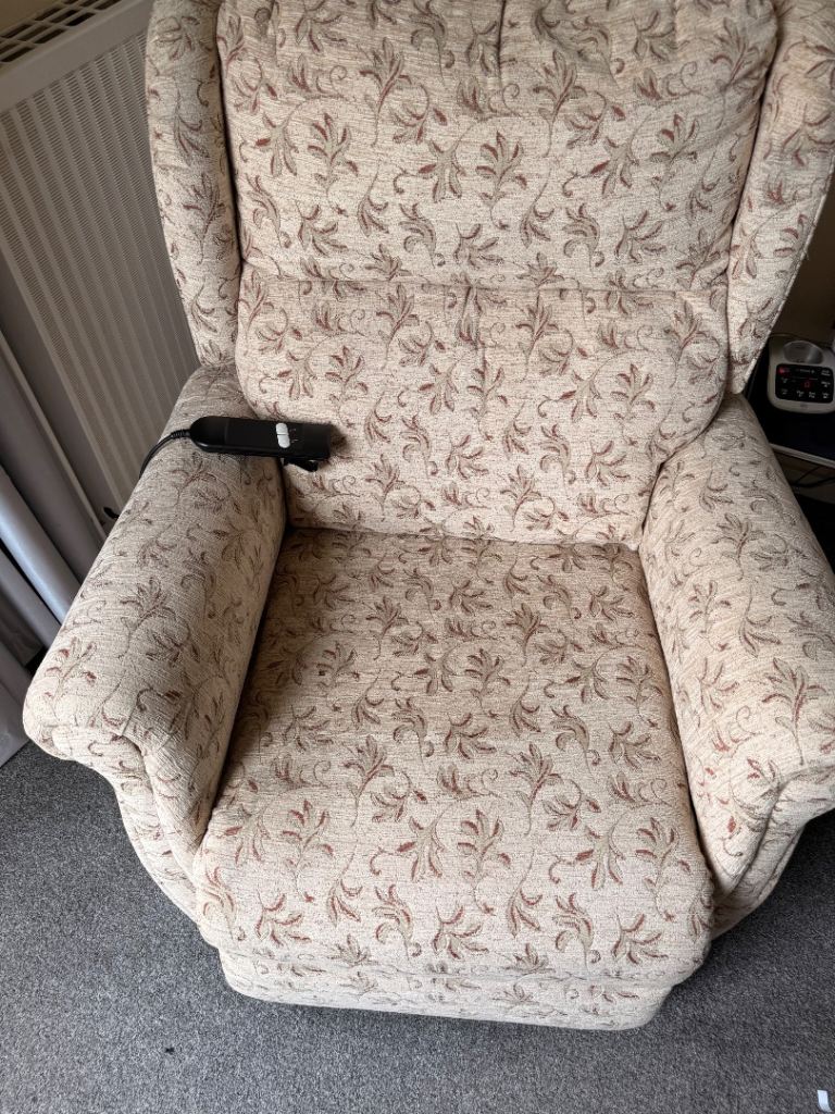 Rise and recline chair 