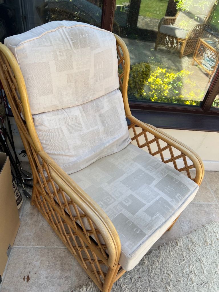 Conservatory chairs x4 and coffee table 