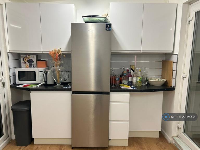 2 bedroom flat in Holme Park, Borehamwood, WD6 (2 bed) (#2726908)