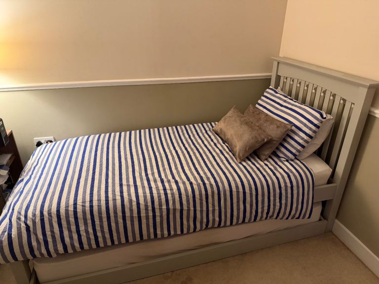 Single bed (pull out into double)