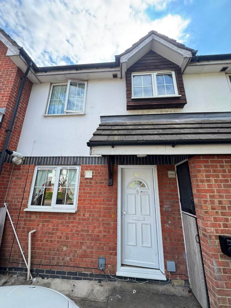 3 BED HOUSE IN IG1