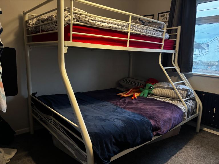 Triple sleeper bunk bed 