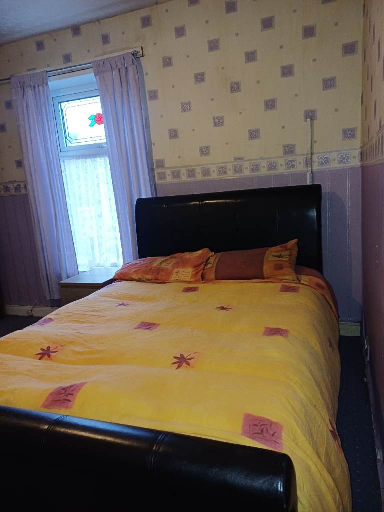 DOUBLE ROOM AVAILABLE.  NO DEPOSIT.  ALL BILLS INCLUDED. 