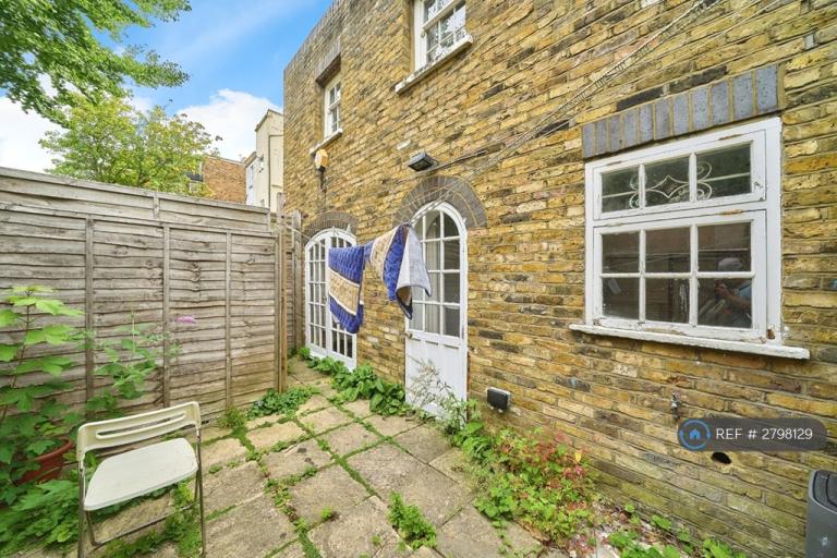 1 bedroom in Lillie Road, London, SW6 (#2798129)