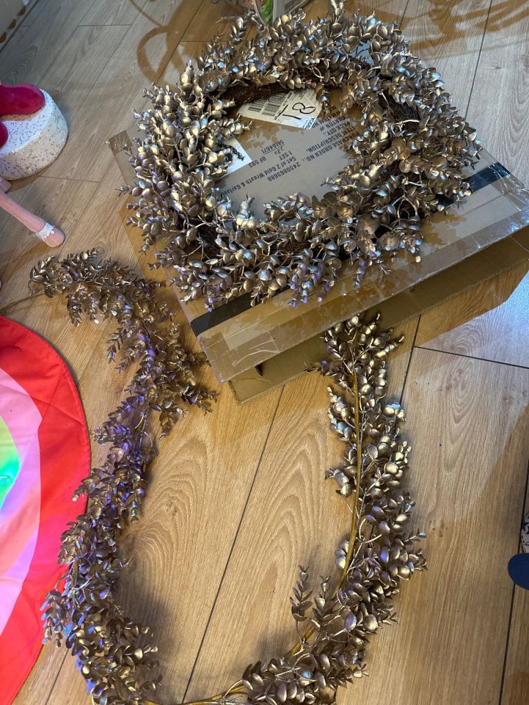 Gold wreath & garland set