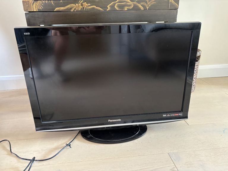 Panasonic TX-L32G10B LCD TV with Remote – Good Condition