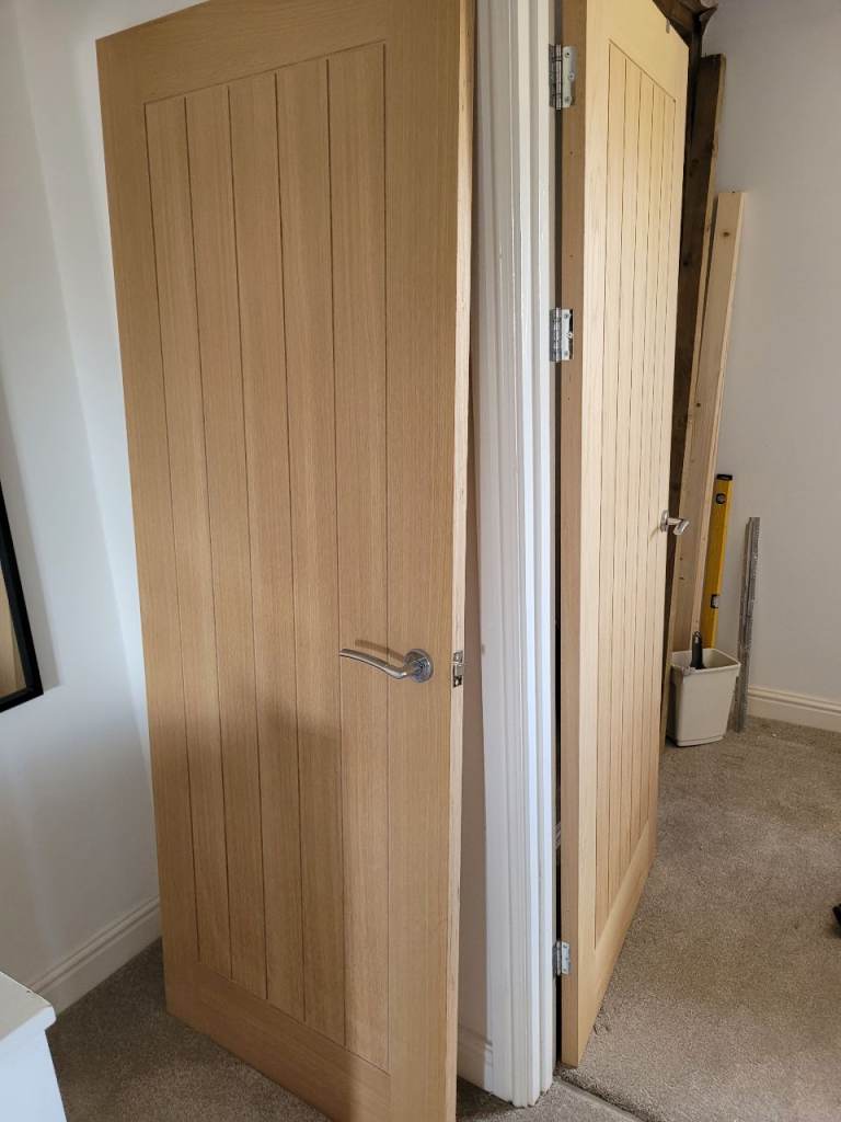 Internal Oak Door 76cm x 198cm – As New Condition with Door Furniture & Hinges