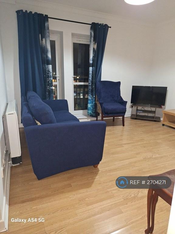 2 bedroom flat in High Street, Hounslow, TW3 (2 bed) (#2704271)