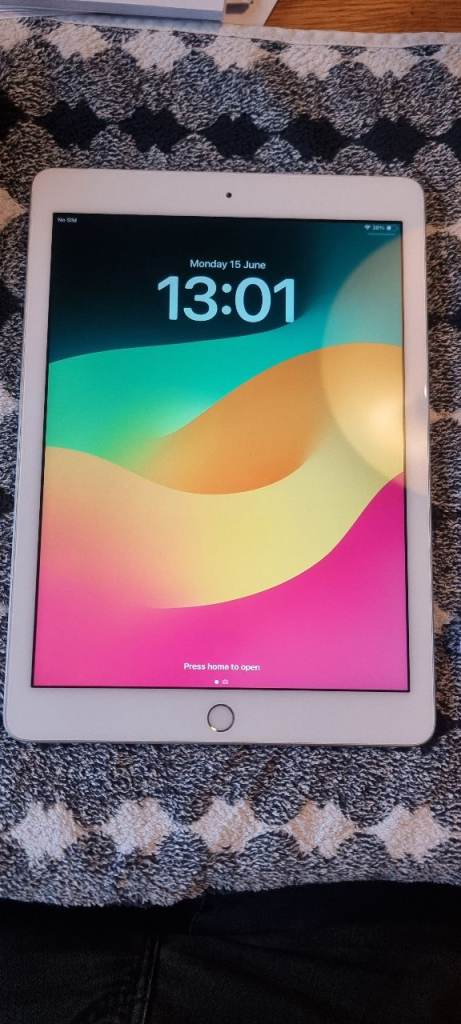 Apple iPad 6th Gen 32GB - Wi-Fi + Cellular, Good Condition