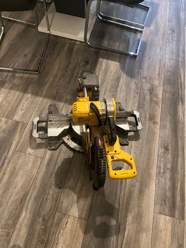 DeWALT saw 