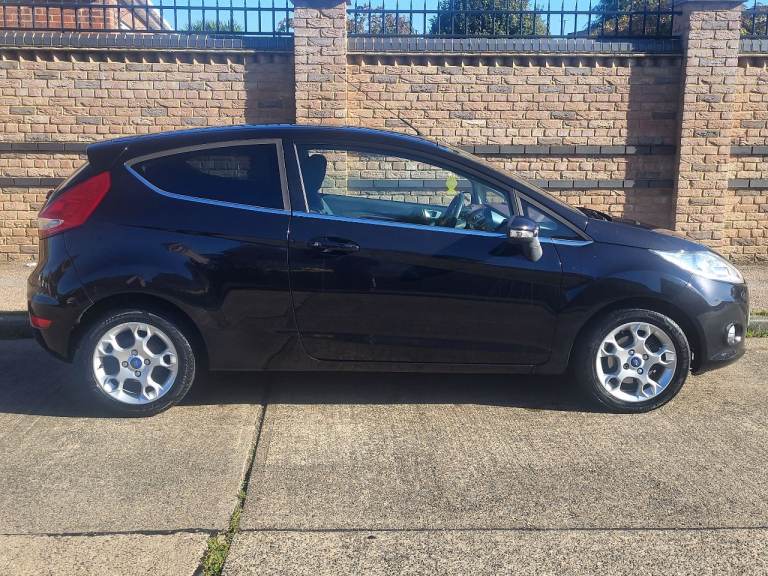 Ford fiesta 1.4 zetec. 2012. Long mot lovely condition 