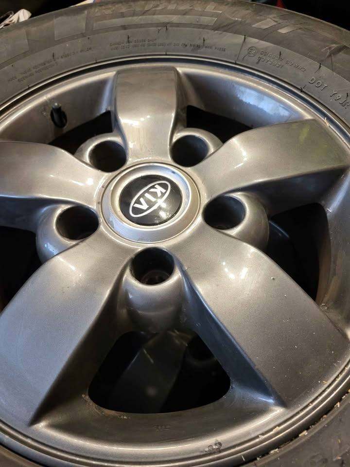 Set 4 alloys from 2007 Kia Sorento but also fit Hyundai