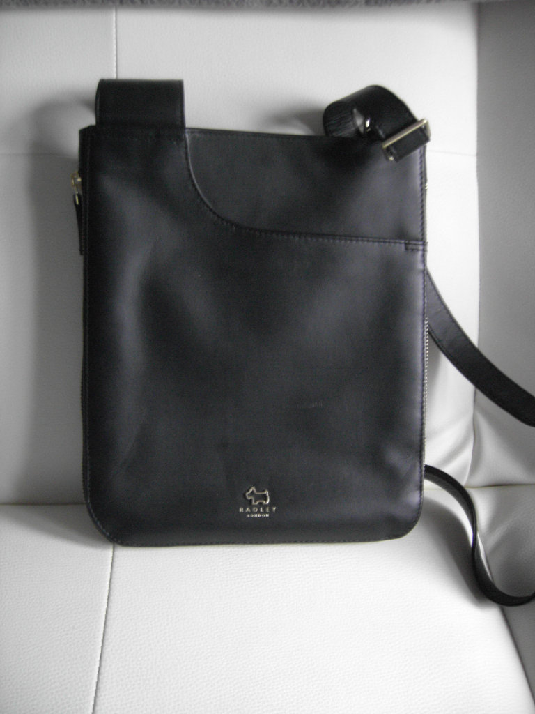 BLACK LEATHER CROSSOVER BAG