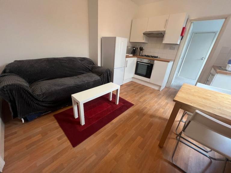 1-bed flat near city centre | Available NOW