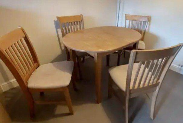 Kitchen/dining Extendable Table and 4 chairs 