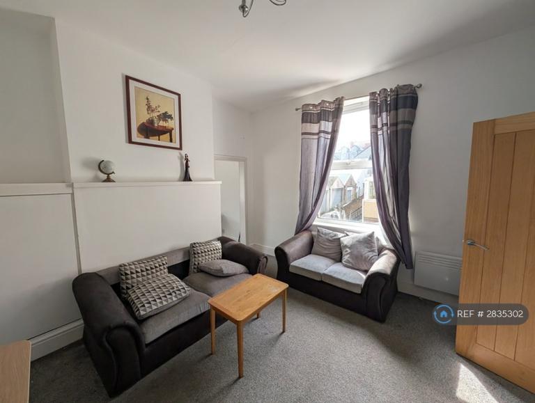 2 bedroom flat in Greenfield Road, Colwyn Bay, LL29 (2 bed) (#2835302)