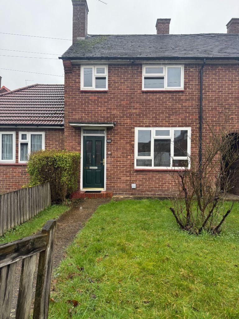 🏡 3-Bedroom Refurbished House to rent Harold Hill Romford  – £1800 pcm