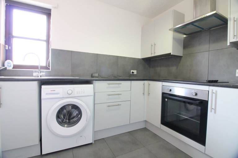 LARGE REFURBISHED STUDIO WITH SEPARATE KITCHEN & PARKING- WEST DRAYTON UXBRIDGE HEATHROW