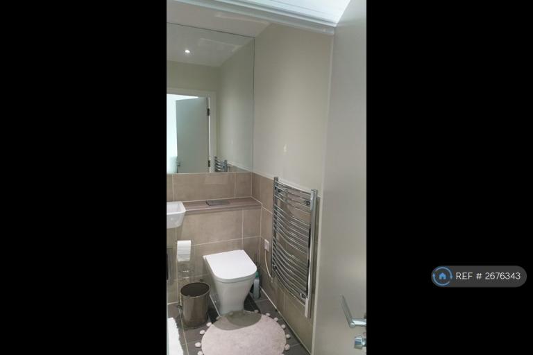 2 bedroom flat in Rosenburg Road, London, W3 (2 bed) (#2676343)