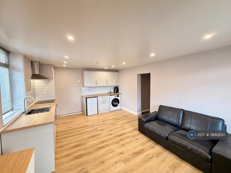 1 bedroom flat in Calverley, Pudsey, LS28 (1 bed) (#2860130)