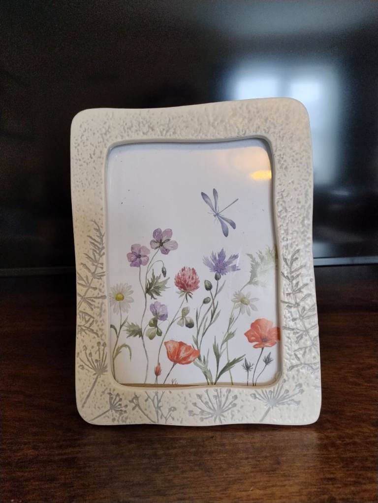 NEW - Ceramic dandelion print 7" x 5" photo frame