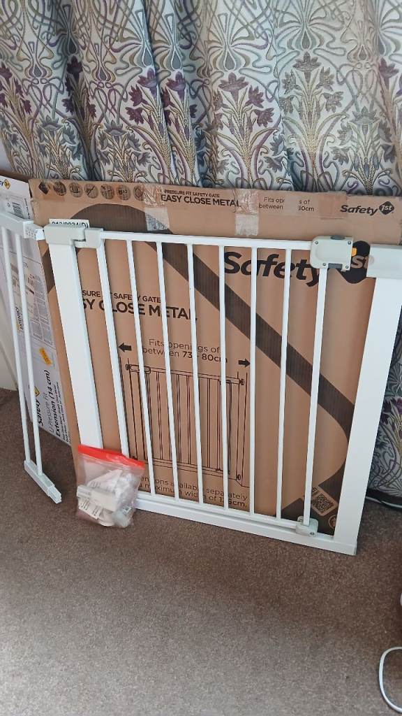 Safety 1st Easy Close Metal Baby Gate with extension – White, As Good As New