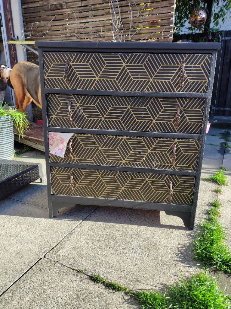 Chest of drawers 