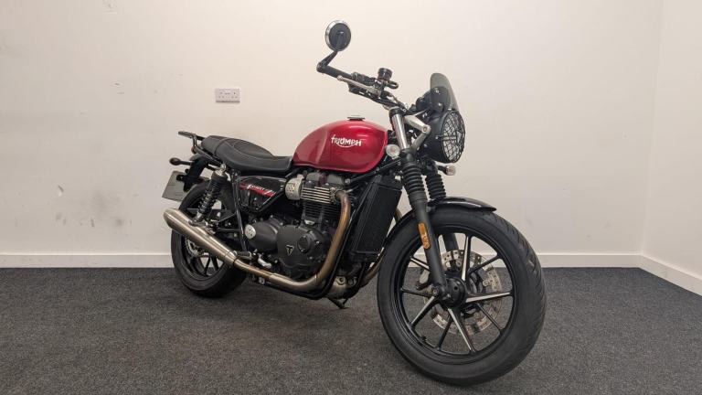 TRIUMPH BONNEVILLE STREET TWIN ** ABS - FULL 12 MONTHS MOT **