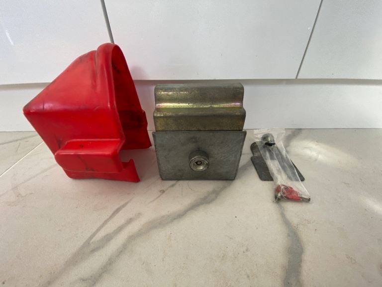 Bulldog Heavy Duty Caravan / Commercial Trailer Hitch Lock + Keys (95mm Channel) - £75