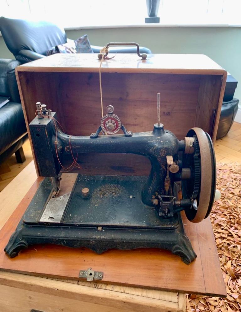 Vintage Black Sewing Machine with Wooden Case – Fair Condition