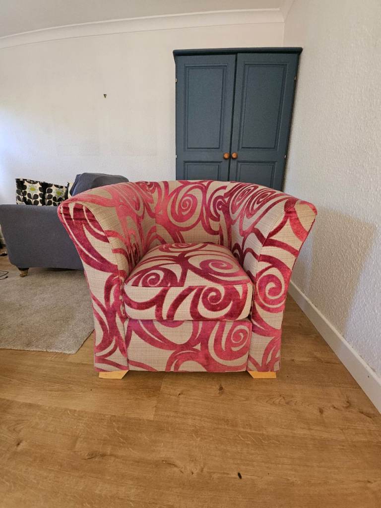 Beautiful link and silver bucket chair 