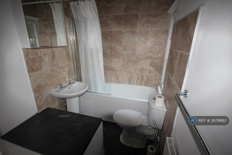 5 bedroom house in Telephone Road, Portsmouth, PO4 (5 bed) (#2679682)