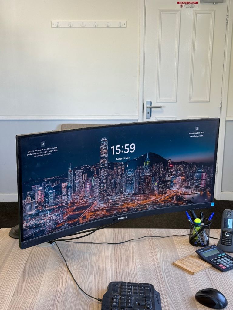 Phillips curved monitor 