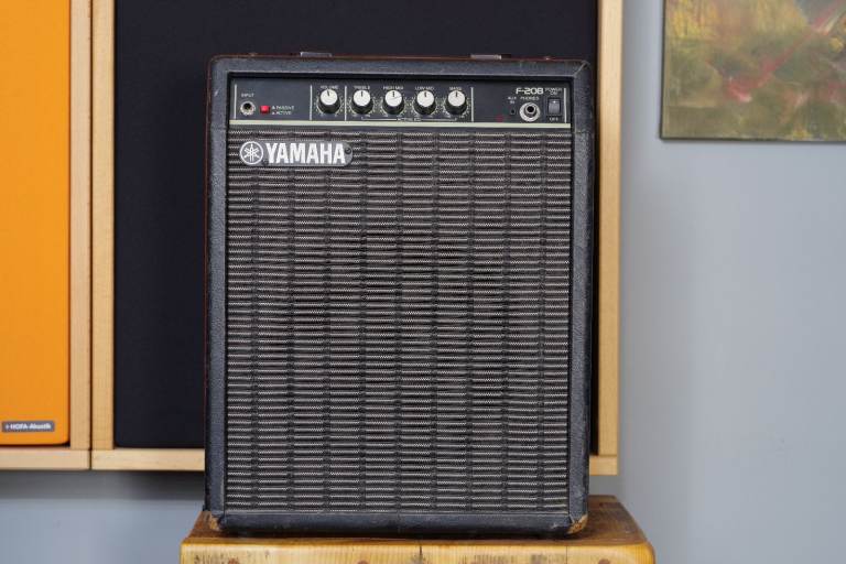 Vintage Yamaha F-208 bass amplifier