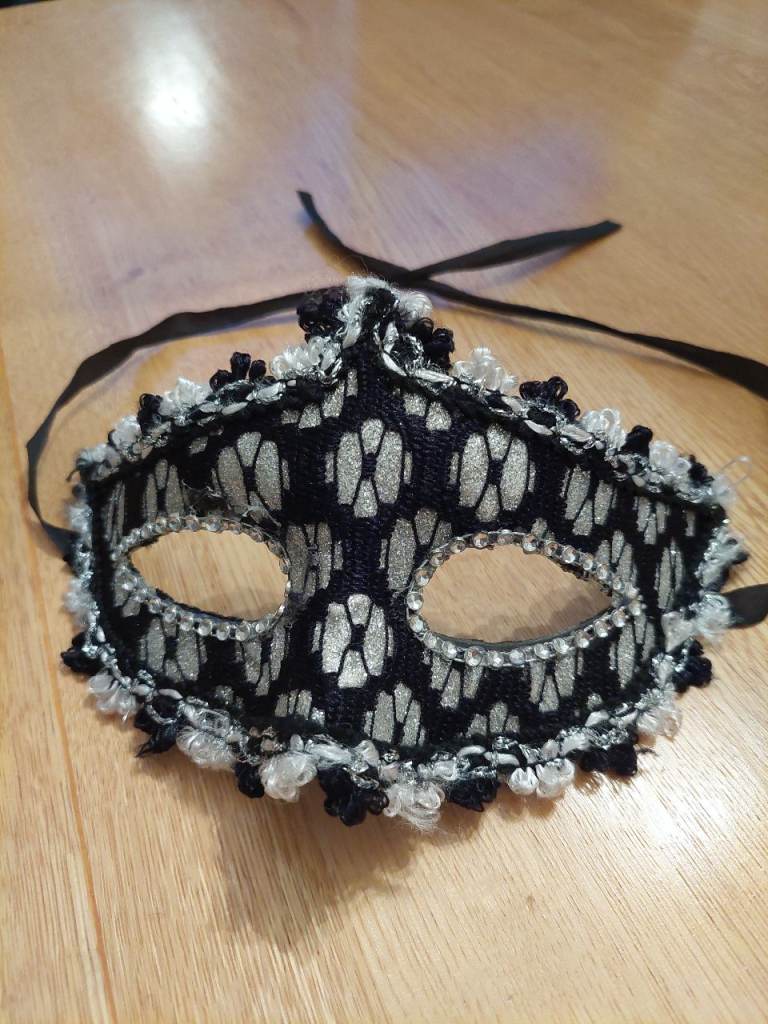 Black and silver glitter masquerade mask 