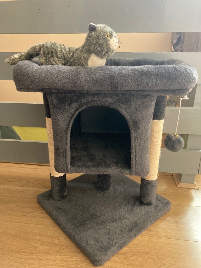 Cosy cat bed with scratching post 