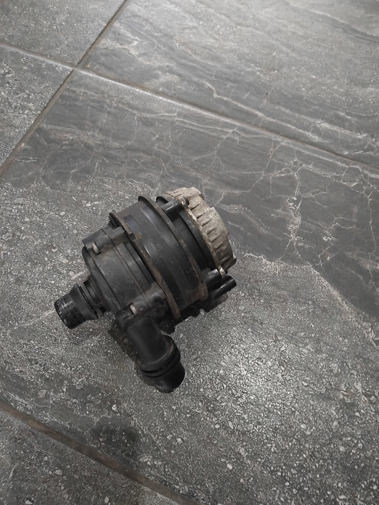 MERCEDES GENUINE 2018 C CLASS AUXILIARY COOLANT PUMP A0005002686  