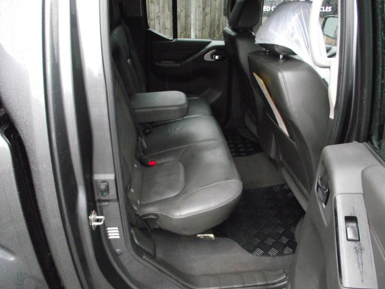 2012 Nissan Navara Double Cab Pick Up Tekna 2.5dCi 190 4WD PICK UP Diesel Manual