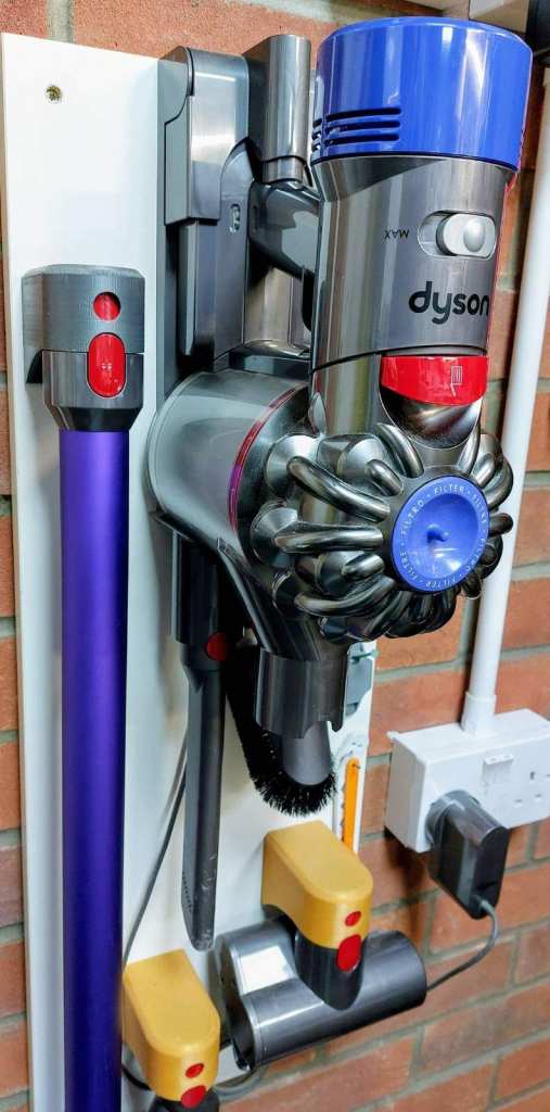 Dyson V7 Animal Cordless Vacuum with Attachments, charger and wall mount - £70