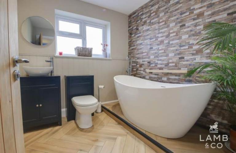 Modern Freestanding Bathtub – White, As Good As New