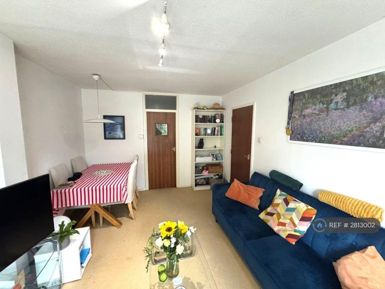 1 bedroom flat in Pines Court, London, SW19 (1 bed) (#2813002)