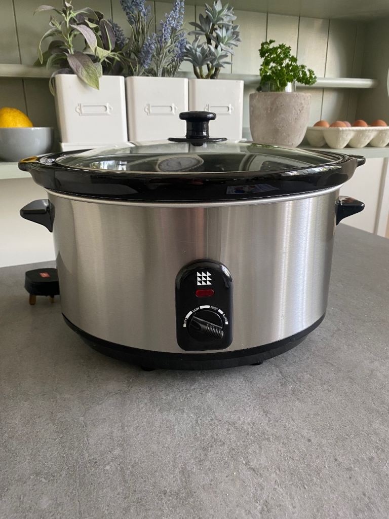 6L Family size Slowcooker by Lakeland used once. Cost £59.99