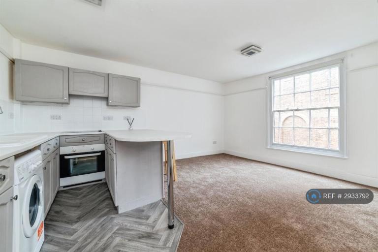 Studio flat in Honey Lane, Hertford, SG14 (#2933792)