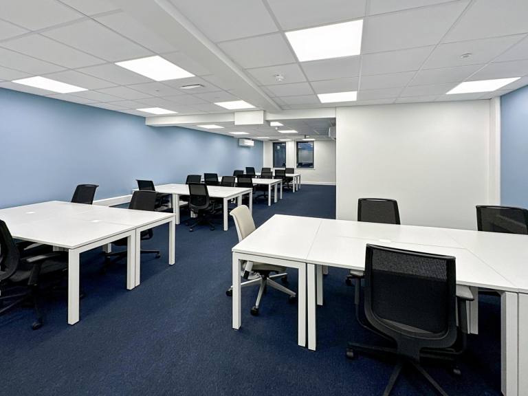 Hull - HU1 2PS \ Ready-to-Use Office Space with 5 Desks
