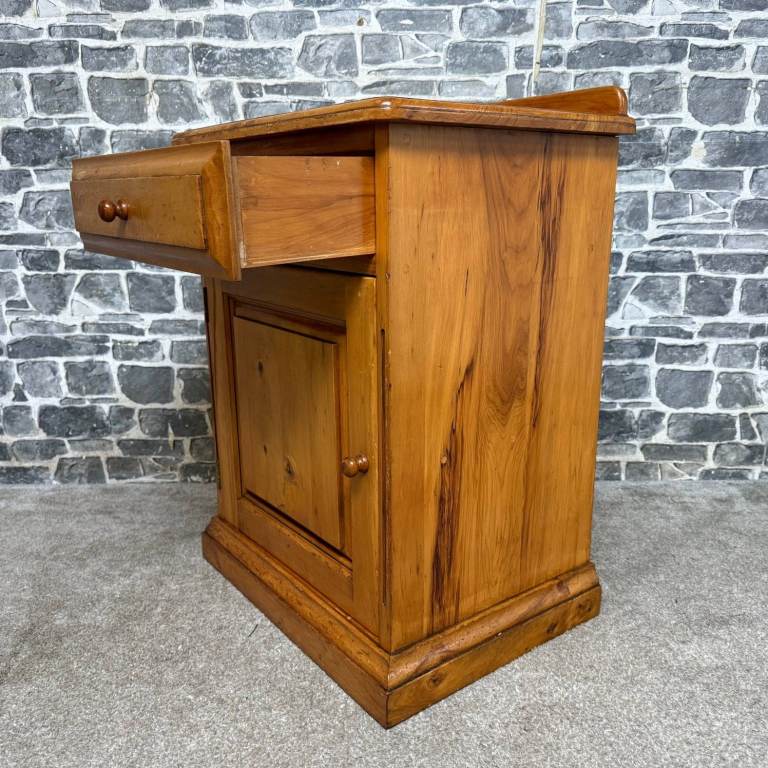 Country Collectibles Pine Bedside Cabinet – Drawer & Cupboard Storage